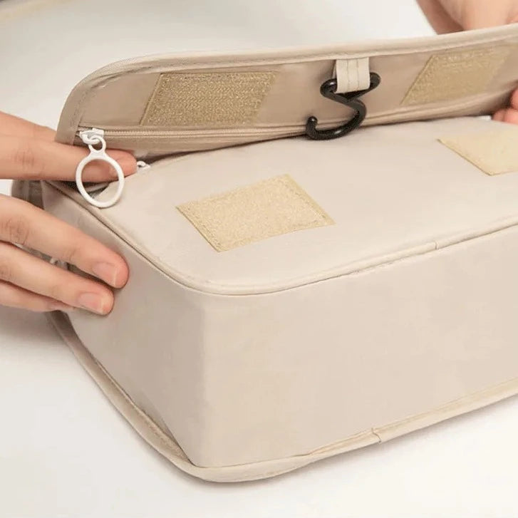 trousse de toilette voyageuse femme a suspendre